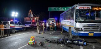 जन्माष्टमी पर दर्दनाक हादसा, बस ने 6 बाइक सवारों को रौंदा; मासूम समेत 2 की मौत bus accdient Etah janmashtami night UP news