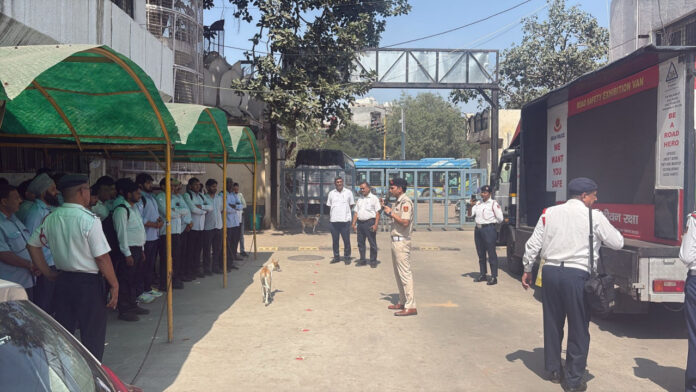 दिल्ली ट्रैफिक पुलिस पहुंची नंद नगरी डीटीसी डिपो, चालकों को दिया "सुरक्षित घर लौटने" का सख्त संदेश