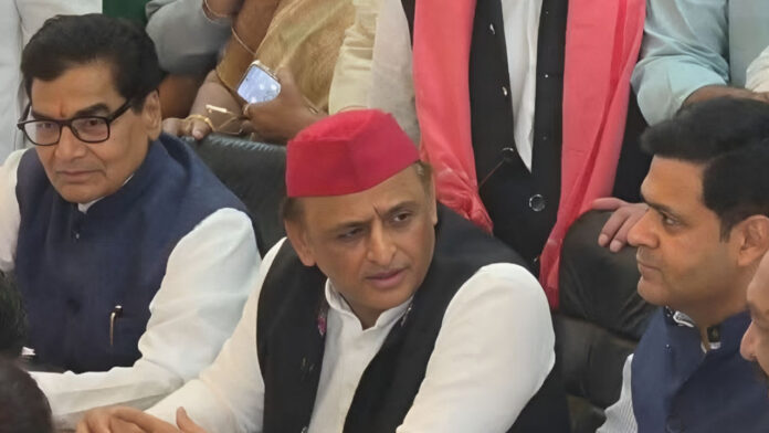 राज्यसभा चुनाव के लिए सपा उम्मीदवार रामगोपाल यादव और धनराज नथवाणी ने अखिलेश यादव की मौजूदगी में नामांकन किया दाखिल