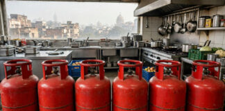 त्योहारों से पहले झटका, अक्टूबर की शुरुआत में महंगा हुआ LPG सिलेंडर, जानें अपने शहर का ताजा रेट