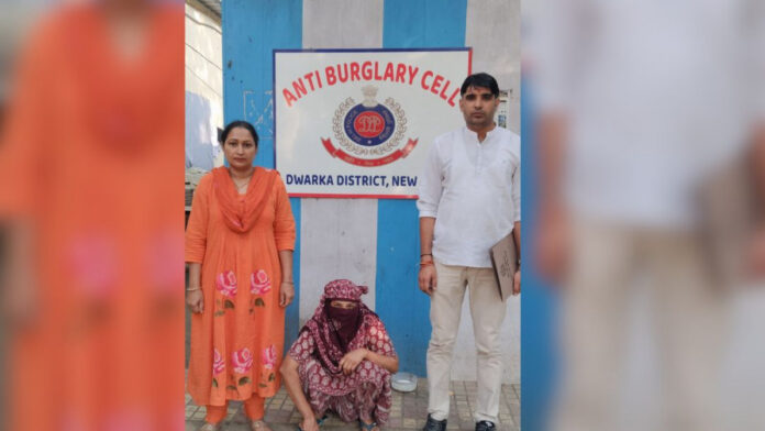 अदालत से घोषित भगोड़ी महिला को द्वारका जिला पुलिस की एंटी-बर्गलरी सेल ने दबोचा आबकारी अधिनियम के तीन पुराने मामले दर्ज