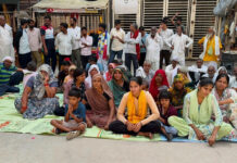 प्रेमानंद महाराज के आश्रम के बाहर धरने पर बैठे लापता किशोर के परिजन, सकुशल बरामदगी की मांग