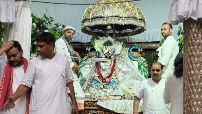 साल में एक बार मुरली धारण करते हैं बाँके बिहारी, शरद पूर्णिमा पर अलौकिक श्रंगार के होंगे दर्शन