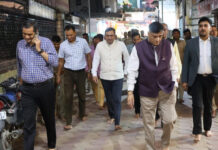 बांके बिहारी मंदिर में श्रद्धालुओं की सुविधाओं का लिया जायजा, अधिकारियों ने परखी व्यवस्थाएं