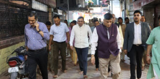 बांके बिहारी मंदिर में श्रद्धालुओं की सुविधाओं का लिया जायजा, अधिकारियों ने परखी व्यवस्थाएं