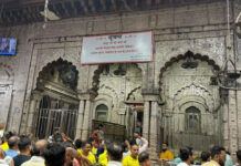 बांकेबिहारी मंदिर में अब फूलमाला और प्रसाद फेंकने पर रोक, उल्लंघन करने पर होगी कार्रवाई