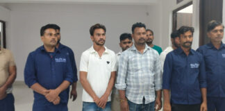 बांके बिहारी मंदिर के सफाईकर्मियों का 14 माह का वेतन अटका, डीएम से लगाई गुहार
