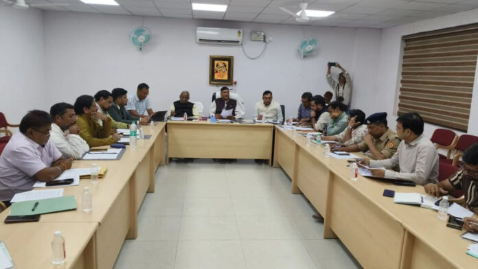 बांके बिहारी मंदिर में लपकों पर कार्रवाई से पहले होगी पहचान, प्रसाद की नियमित जांच पर सहमति