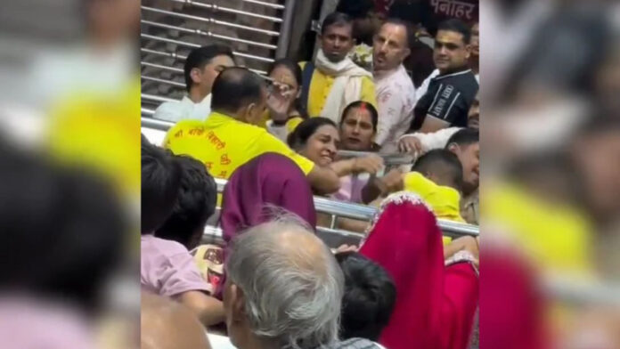 बांके बिहारी मंदिर में श्रद्धालुओं से मारपीट, वीडियो वायरल