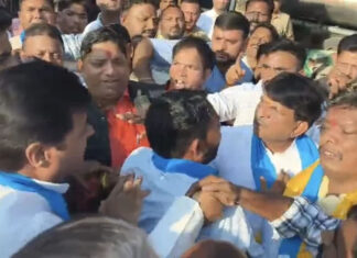 मंत्री कपिलदेव और सपा नेता राकेश शर्मा में ‘माइक की जंग’: वाल्मीकि जयंती पर दोनों भिड़े