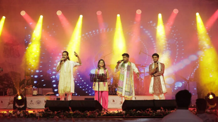 भजनों की धुनों पर झूमे श्रोता, बांके बिहारी के भजनों ने बांधा समां