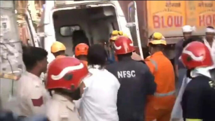 मौत बनकर टूटी इमारत, मलबे में दबकर पिता-पुत्र की दर्दनाक मौत