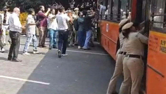 दिल्ली में आज ट्रैफिक का ‘मेगा एक्शन’, 30 प्रमुख चौराहों पर पुलिस का पहरा; घर से निकलने से पहले पढ़ लें रास्तों की पूरी कहानी