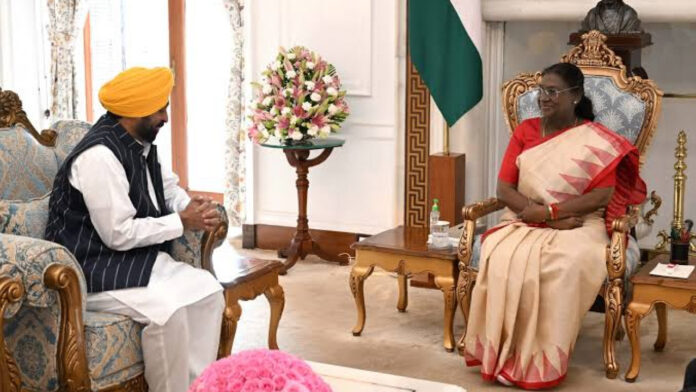 चंडीगढ़ पहुंची राष्ट्रपति द्रौपदी मुर्मू , सीएम मान ने किया स्वागत, कई अहम मुद्दों पर हुआ विचार विमर्श
