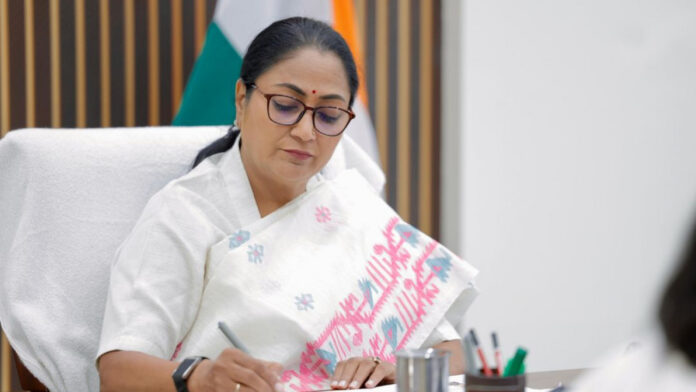 कहीं भंडारण में कीट, तो कहीं बिना दस्तानों के खाद्य पदार्थ संभालते मिले कर्मचारी; जांच के लिए लिए गए नमूने