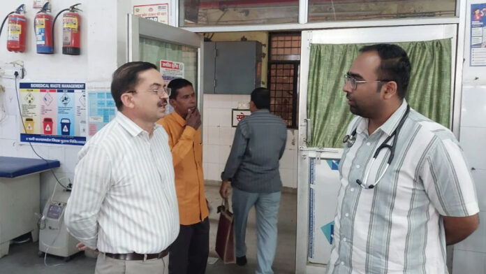 मुजफ्फरनगर में सीएमओ डॉ. सुनील तेवतिया का औचक निरीक्षण, इमरजेंसी में लापरवाही पर सख्त चेतावनी