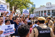 नेताओं के आंदोलन, व्यापारियों का घाटा, दिल्ली में लोकतंत्र की इस लड़ाई में किसकी जेब कट रही?