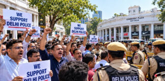 नेताओं के आंदोलन, व्यापारियों का घाटा, दिल्ली में लोकतंत्र की इस लड़ाई में किसकी जेब कट रही?