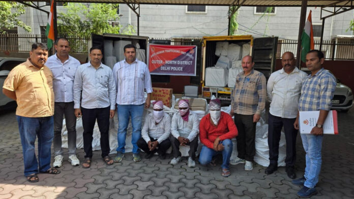 दो टाटा ऐस में भरकर दिल्ली पहुंच रही थी पटाखों की खेप, अलीपुर के गोदाम से भी निकला 751 किलो माल