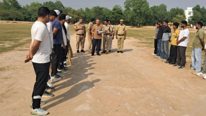 पुलिस शहीदी पखवाड़े के तहत पुलिस लाइन में हुआ रोमांचक मुकाबला, डीएसपी जगदीश कुमार ने विजेता टीम को ट्रॉफी देकर किया सम्मानित
