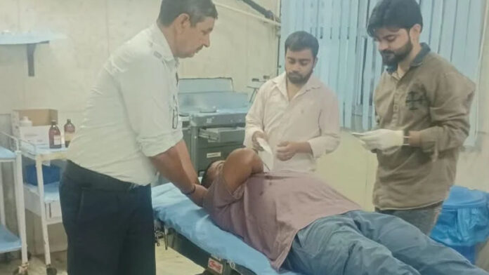 एंबुलेंस का इंतजार किए बिना ट्रैफिक पुलिसकर्मियों ने दिखाई तत्परता, समय पर इलाज दिलाकर पेश की मानवता की मिसाल