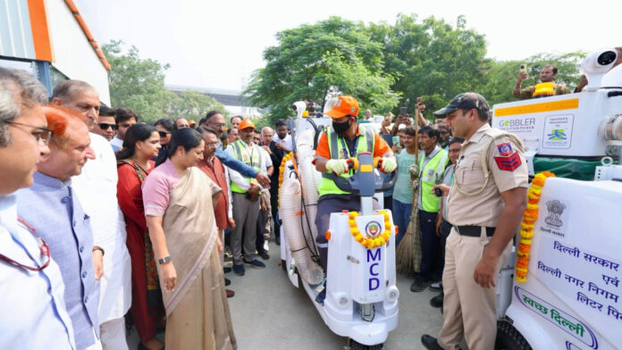 कूड़े के पहाड़ों पर प्रहार, स्वच्छ दिल्ली की रफ्तार! रेखा सरकार ने उतारी आधुनिक मशीनों की फौज