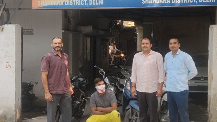 शाहदरा पुलिस का ‘ऑपरेशन शिकंजा’17 मामलों के आरोपी वाहन चोर को दबोचा, चार चोरी के दोपहिया बरामद