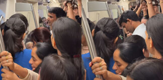 दिल्ली मेट्रो के वुमन कोच में घुसा पुरुष, सिक्योरिटी भी नहीं करा पाई बाहर! वीडियो वायरल