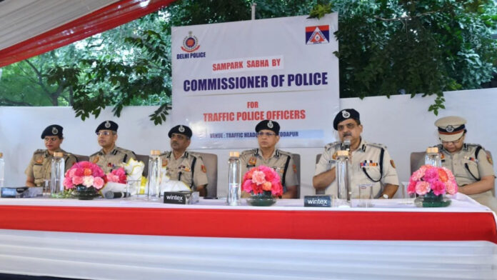 वर्दी के पीछे की आवाज भी सुनी जाएगी, ट्रैफिक पुलिस मुख्यालय पहुंचे पुलिस आयुक्त अनुराग कुमार, कर्मचारियों की समस्याओं पर लिया संज्ञान
