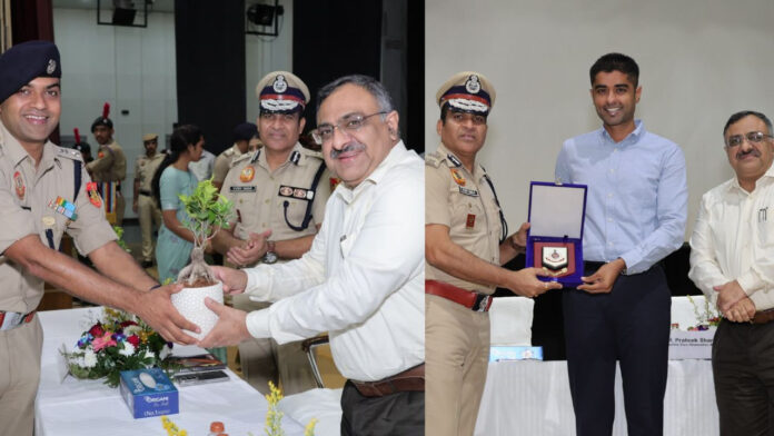 DTU में ‘संवाद’ का मंच युवाओं को नशे और साइबर अपराध से बचने का मंत्र, 600 छात्र-छात्राओं के बीच दिल्ली पुलिस की पाठशाला