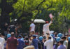 पहले बैरिकेड पर चढ़े फिर आकाशवाणी परिसर पहुंचे राहुल-प्रियंका, पेड़ की छांव में धरने पर बैठे