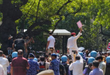 पहले बैरिकेड पर चढ़े फिर आकाशवाणी परिसर पहुंचे राहुल-प्रियंका, पेड़ की छांव में धरने पर बैठे