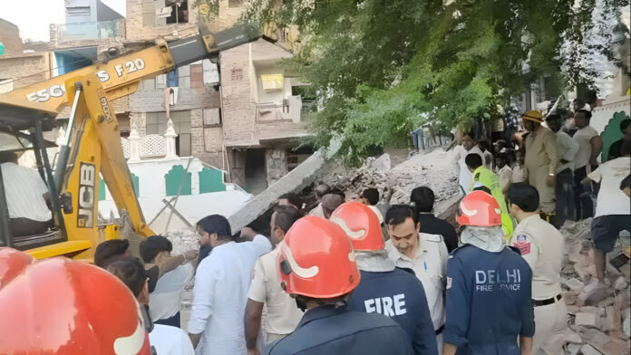 दिल्ली के सीमापुरी में बड़ा हादसा, भरभराकर गिरी 3 मंजिला इमारत, कई लोगों के दबे होने की आशंका