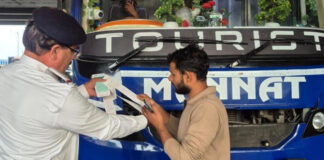 बस चालकों की मनमानी पर ट्रैफिक पुलिस का हंटर, एक सप्ताह में 408 चालान, 16 बसें जब्त