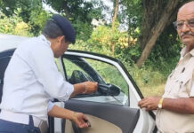 वाहनों के शीशों पर ब्लैक फिल्म लगाने वालों पर यातायात पुलिस फतेहाबाद का शिकंजा, कार का चालान कर मौके पर उतरवाई काली फिल्म
