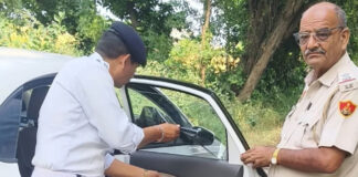 वाहनों के शीशों पर ब्लैक फिल्म लगाने वालों पर यातायात पुलिस फतेहाबाद का शिकंजा, कार का चालान कर मौके पर उतरवाई काली फिल्म