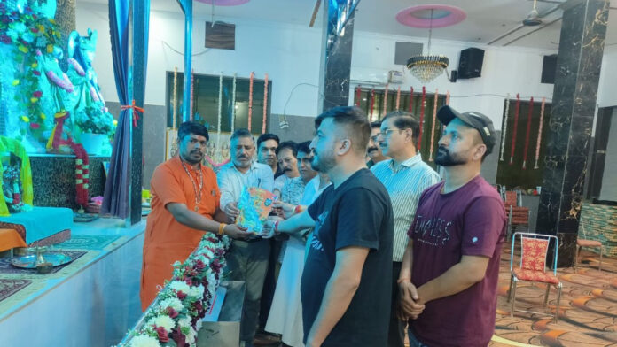 भव्य रामलीला का प्रथम निमंत्रण श्री राम जी के चरणों में भेंट