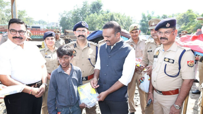झुग्गी-झोपड़ियों में पहुंची खाकी, गरीब परिवारों को बांटी खाद्य सामग्री; पुलिस कमिश्नर ने सुनीं समस्याएं