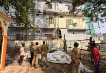 गेस्टहाउस की चौथी मंजिल से गिरे दो मजदूर, महिला की मौत