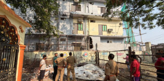 गेस्टहाउस की चौथी मंजिल से गिरे दो मजदूर, महिला की मौत
