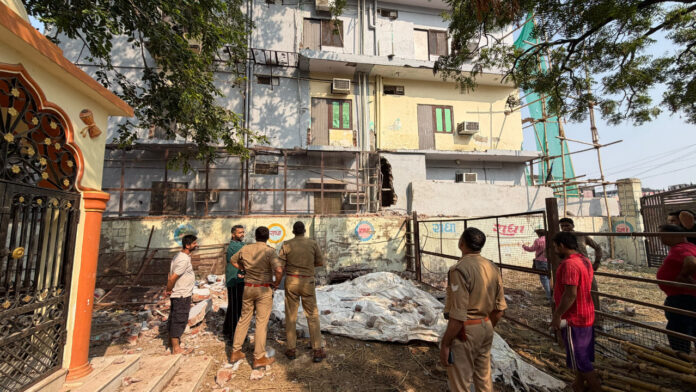गेस्टहाउस की चौथी मंजिल से गिरे दो मजदूर, महिला की मौत