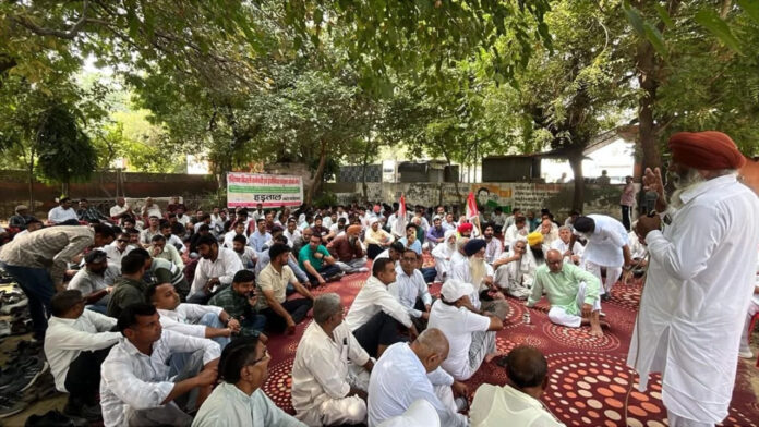 निजीकरण के विरोध में डटे बिजली कर्मचारी, फतेहाबाद के बिजली घरों में कामकाज पूरी तरह ठप्प, विपक्ष ने सरकार को घेरा