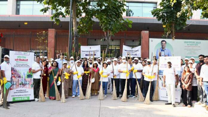 स्वच्छता के संकल्प के साथ मैदान में उतरे स्वास्थ्य मंत्रालय के अधिकारी
