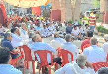 अग्रोहा में पेयजल संकट को लेकर धरने पर पहुंचे बृज लाल बहबलपुरिया, ग्रामीणों की मांगों को दिया समर्थन