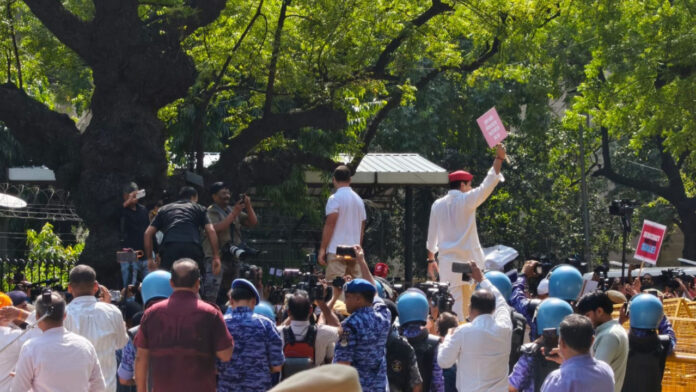 सड़क पर मार्च, बैरिकेड पर टकराव और आकाशवाणी में धरना, राजधानी में दिनभर चला हाई-वोल्टेज सियासी एक्शन