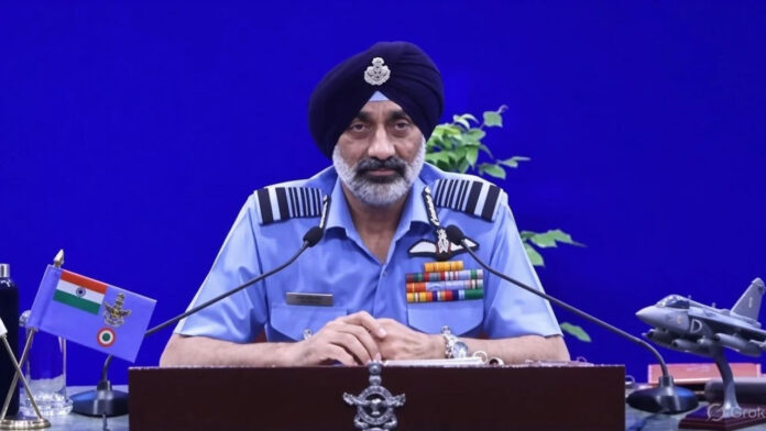 फ्लाईदुबई फ्लाइट में हमले का शिकार हुए पायलट की IAF चीफ ने की तारीफ, बोले- दिखाई असाधारण बहादुरी