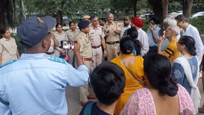 अंतरराष्ट्रीय वृद्धजन दिवस पर आउटर जिला पुलिस का खास कार्यक्रम, 100 वरिष्ठ नागरिकों से सीधा संवाद