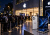 iPhone Duo का जबरदस्त क्रेज, पहली सेल से पहले Apple स्टोर के बाहर जुटी भीड़