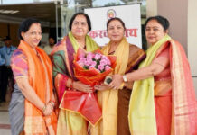 करवाचौथ के रंग में रंगा एमसीडी मुख्यालय, मेहंदी की खुशबू और परंपराओं की चमक से सजा सिविक सेंटर