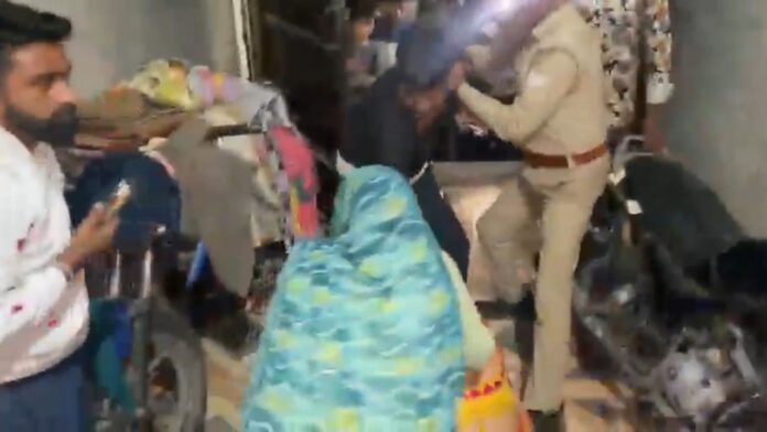 करवाचौथ पर प्रेम प्रसंग को लेकर बवाल, पति ने पत्नी को प्रेमी के साथ पकड़ा